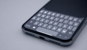 découvrez des fonctionnalités peu connues de votre clavier iphone qui peuvent transformer votre expérience de saisie. apprenez à utiliser ces astuces cachées pour gagner en efficacité et en rapidité!
