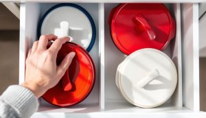 découvrez l’astuce pratique pour organiser vos couvercles debout et libérer un tiroir entier dans votre cuisine. un gain de place malin et facile à adopter pour un espace toujours bien rangé !